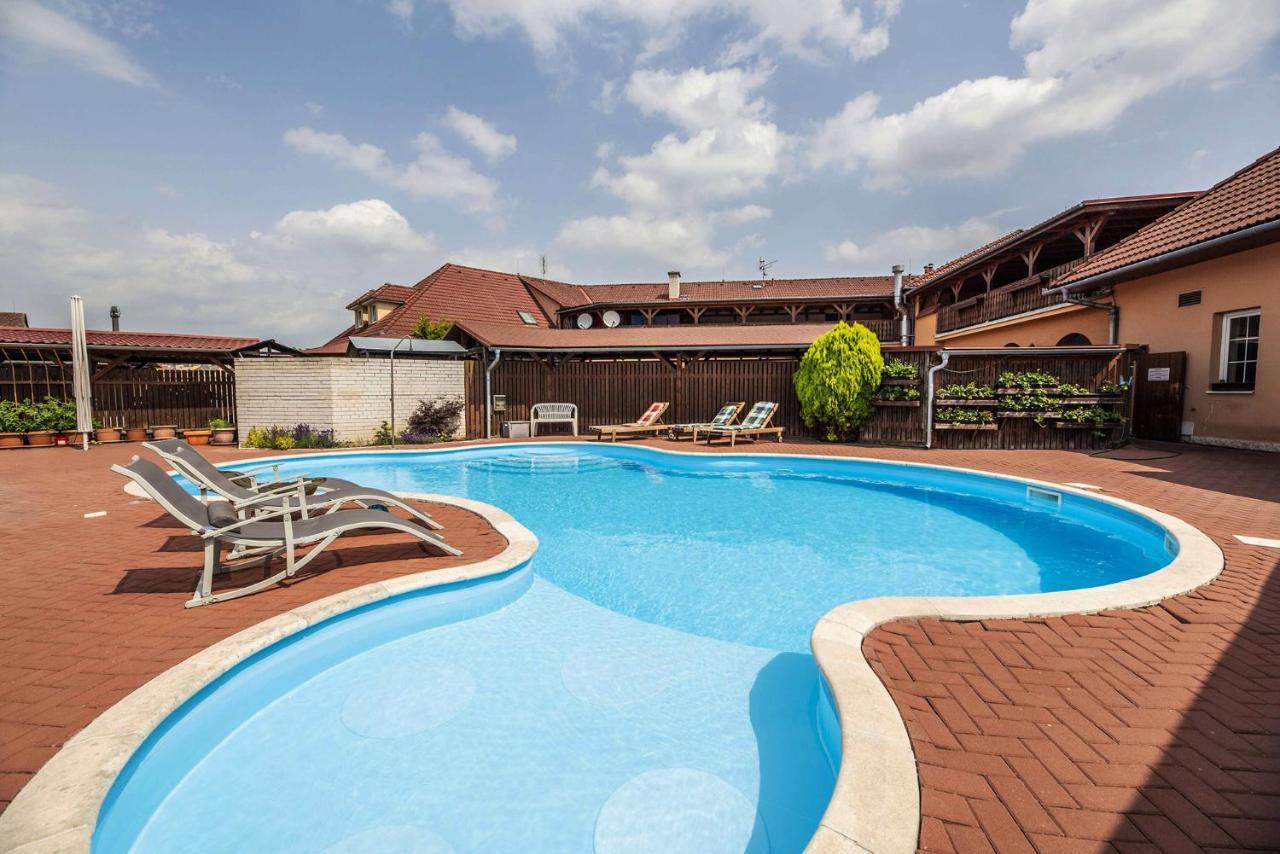 Hotel Aldo Unicov Exterior photo